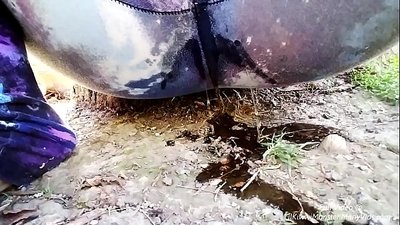 Urinându-se în stradă! Veniți să o vedeți pe LilKiwwiMonster cum își udă chiloții și face pipi în noroi!