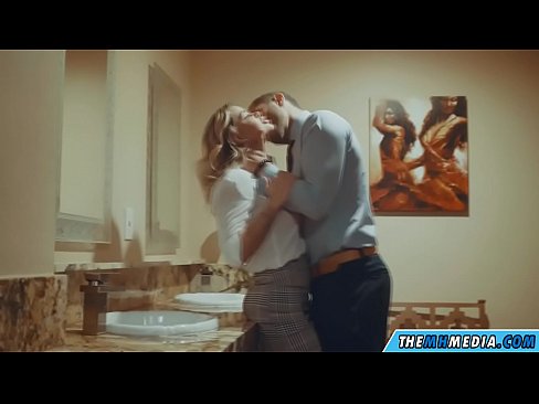 ❤️ Când o blondă cu sânii mari te seduce într-o toaletă publică ☑ at us ro.qizpornolar.ru